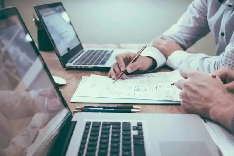 موظف يراجع مستندات معاملة حكومية